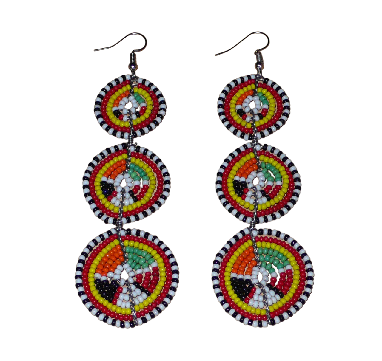 Longues boucles d'oreilles africaines composées de trois cercles superposés en perles de rocaille multicolores. Elles mesurent 11 cm de long et 3 cm de large et se portent avec des crochets en acier inoxydable sur des oreilles percées.