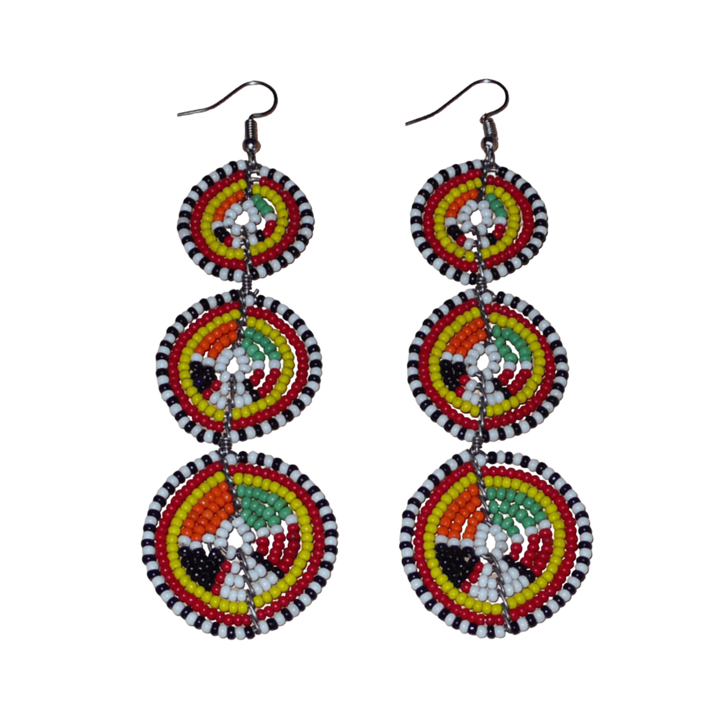 Longues boucles d'oreilles africaines composées de trois cercles superposés en perles de rocaille multicolores. Elles mesurent 11 cm de long et 3 cm de large et se portent avec des crochets en acier inoxydable sur des oreilles percées.