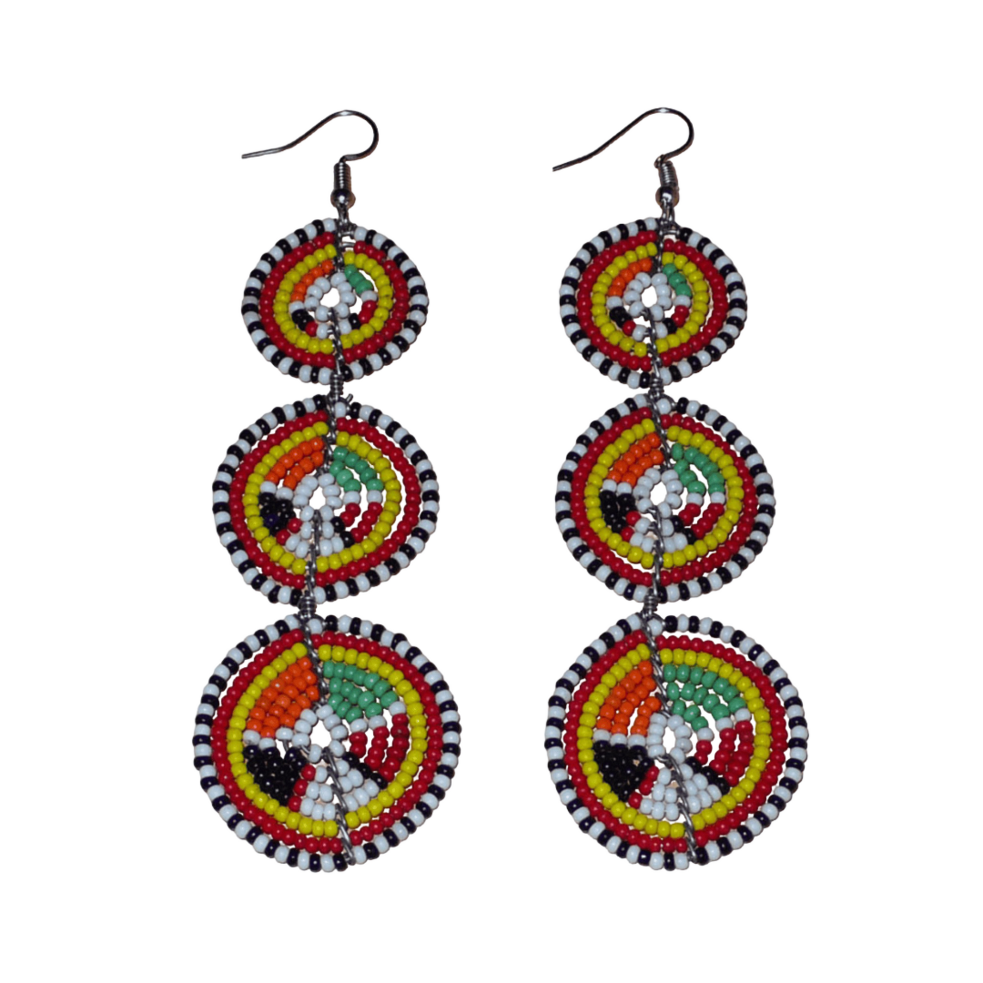 Longues boucles d'oreilles africaines composées de trois cercles superposés en perles de rocaille multicolores. Elles mesurent 11 cm de long et 3 cm de large et se portent avec des crochets en acier inoxydable sur des oreilles percées.