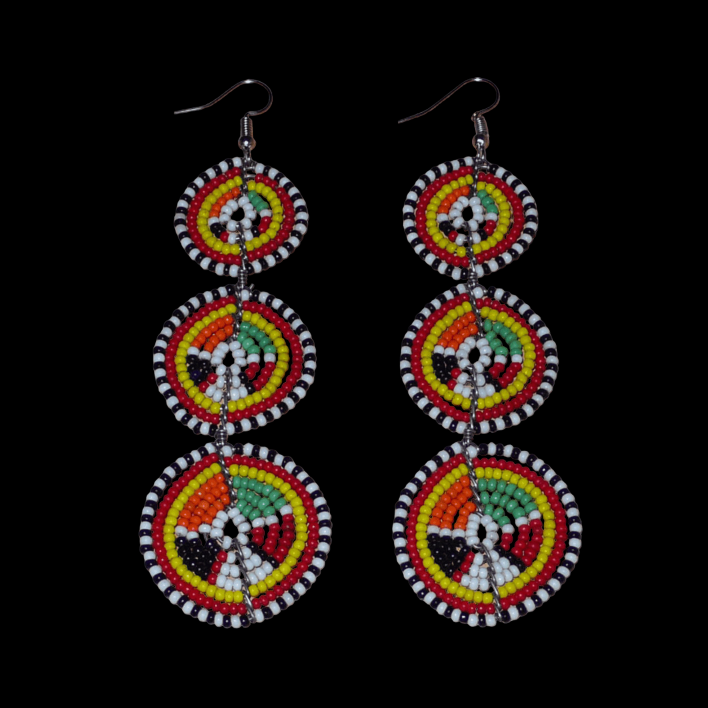 Longues boucles d'oreilles africaines composées de trois cercles superposés en perles de rocaille multicolores. Elles mesurent 11 cm de long et 3 cm de large et se portent avec des crochets en acier inoxydable sur des oreilles percées.