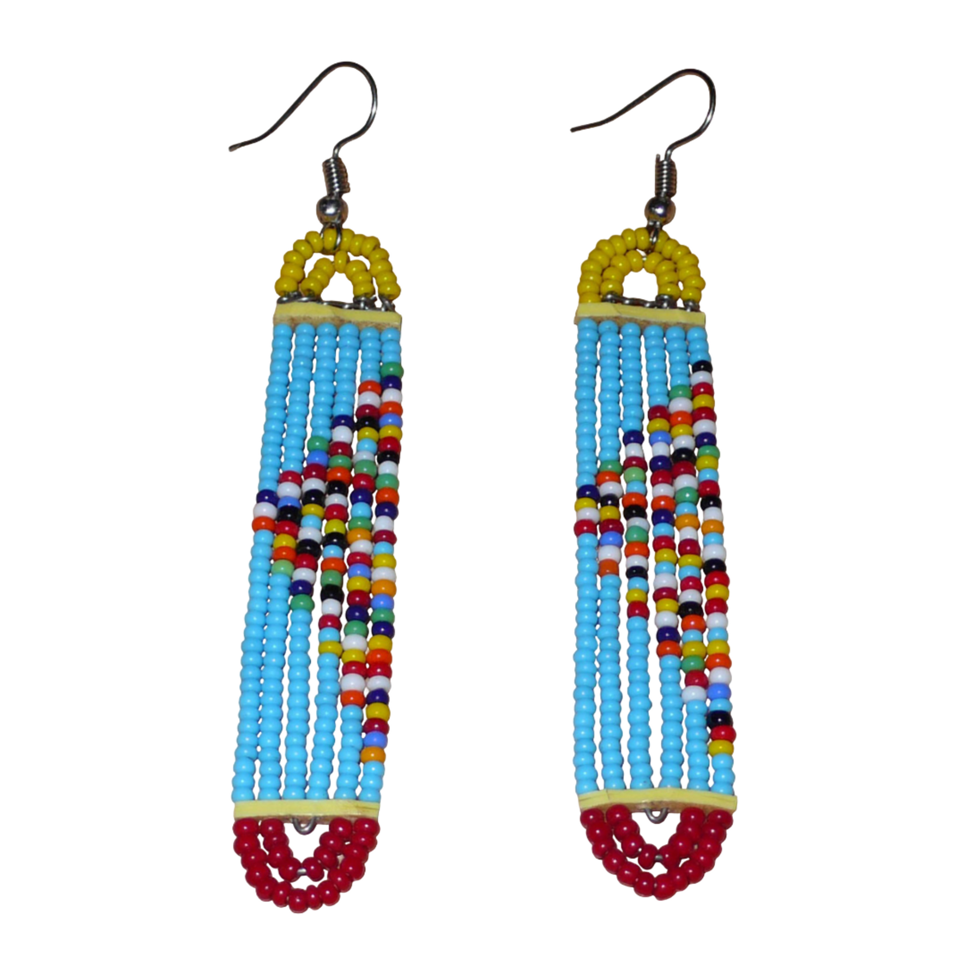 Longues boucles d'oreilles ethniques kenyanes composées de perles de rocaille bleu ciel, rouges, jaunes et multicolores montées en forme de rectangles aux extrémités arrondies. Ces boucles d'oreilles mesurent 9 cm de long et 1.5 cm de large ; elles se portent avec des crochets en acier inoxydable sur des oreilles percées.
