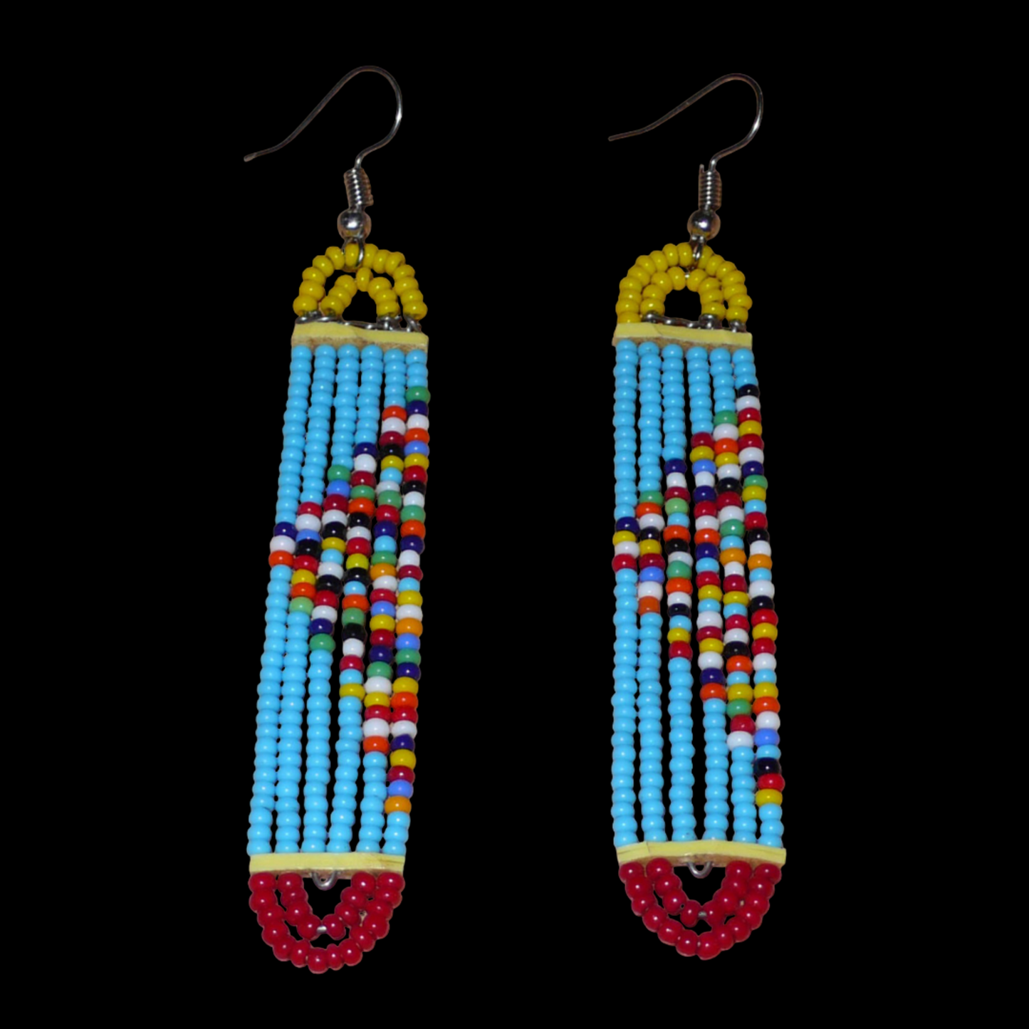 Longues boucles d'oreilles ethniques kenyanes composées de perles de rocaille bleu ciel, rouges, jaunes et multicolores montées en forme de rectangles aux extrémités arrondies. Ces boucles d'oreilles mesurent 9 cm de long et 1.5 cm de large ; elles se portent avec des crochets en acier inoxydable sur des oreilles percées.