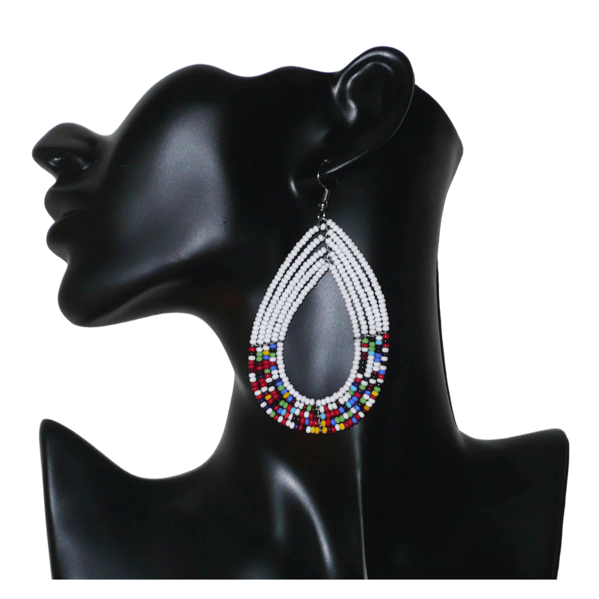 Longues boucles d'oreilles ethniques multi-rangs faites de perles de rocaille blanches et multicolores montées en forme de gouttes. Elles mesurent 9 cm de long et 4.5 cm de large, et se portent sur des oreilles percées.
