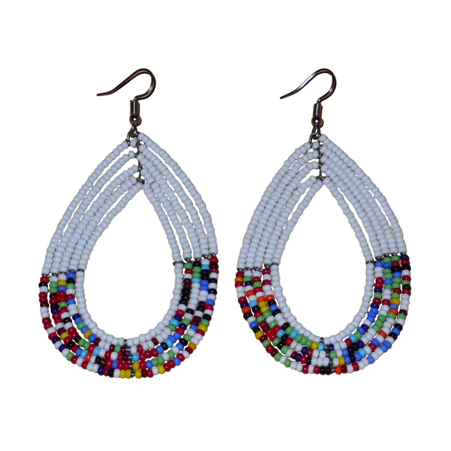 Longues boucles d'oreilles ethniques multi-rangs faites de perles de rocaille blanches et multicolores montées en forme de gouttes. Elles mesurent 9 cm de long et 4.5 cm de large, et se portent sur des oreilles percées.