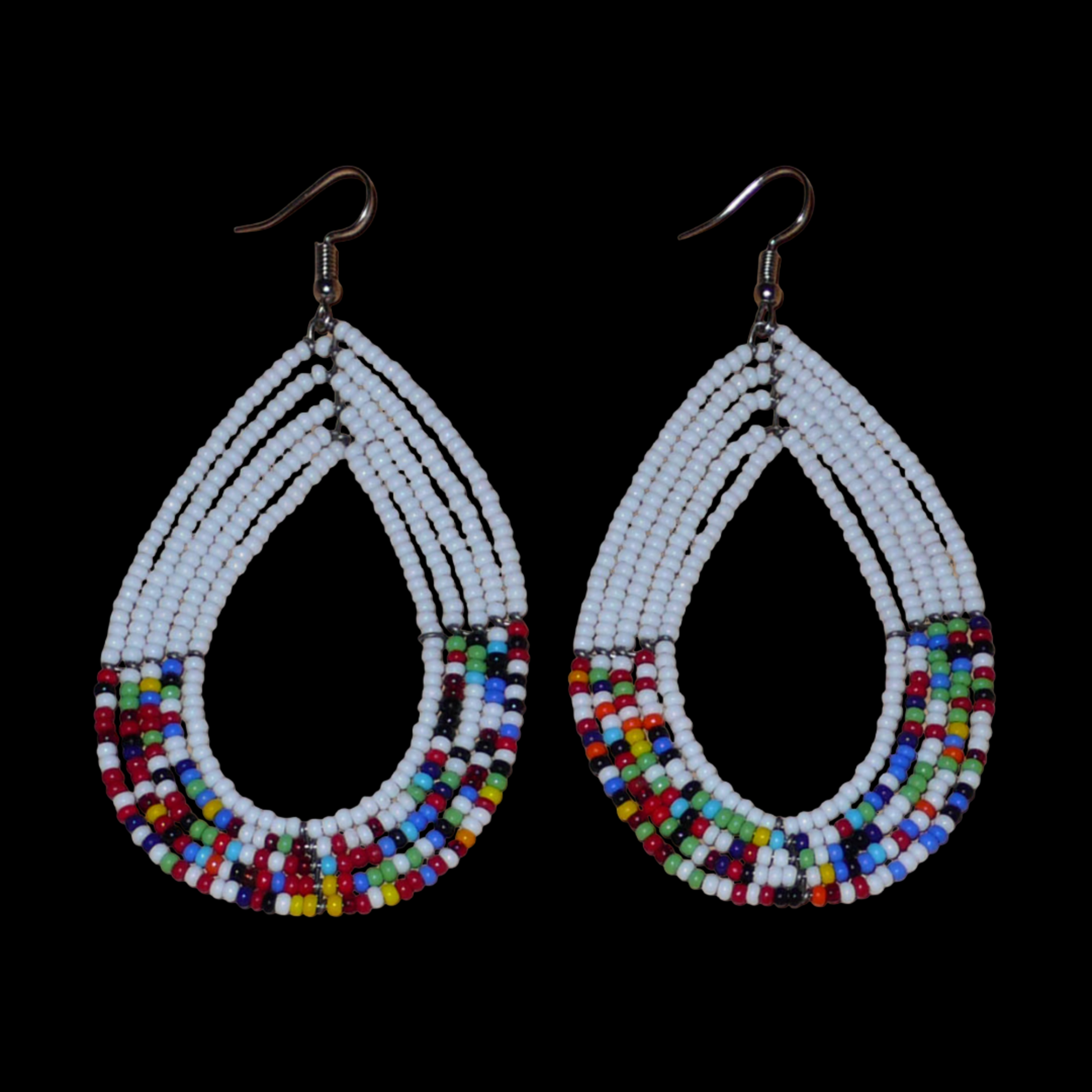 Longues boucles d'oreilles ethniques multi-rangs faites de perles de rocaille blanches et multicolores montées en forme de gouttes. Elles mesurent 9 cm de long et 4.5 cm de large, et se portent sur des oreilles percées.