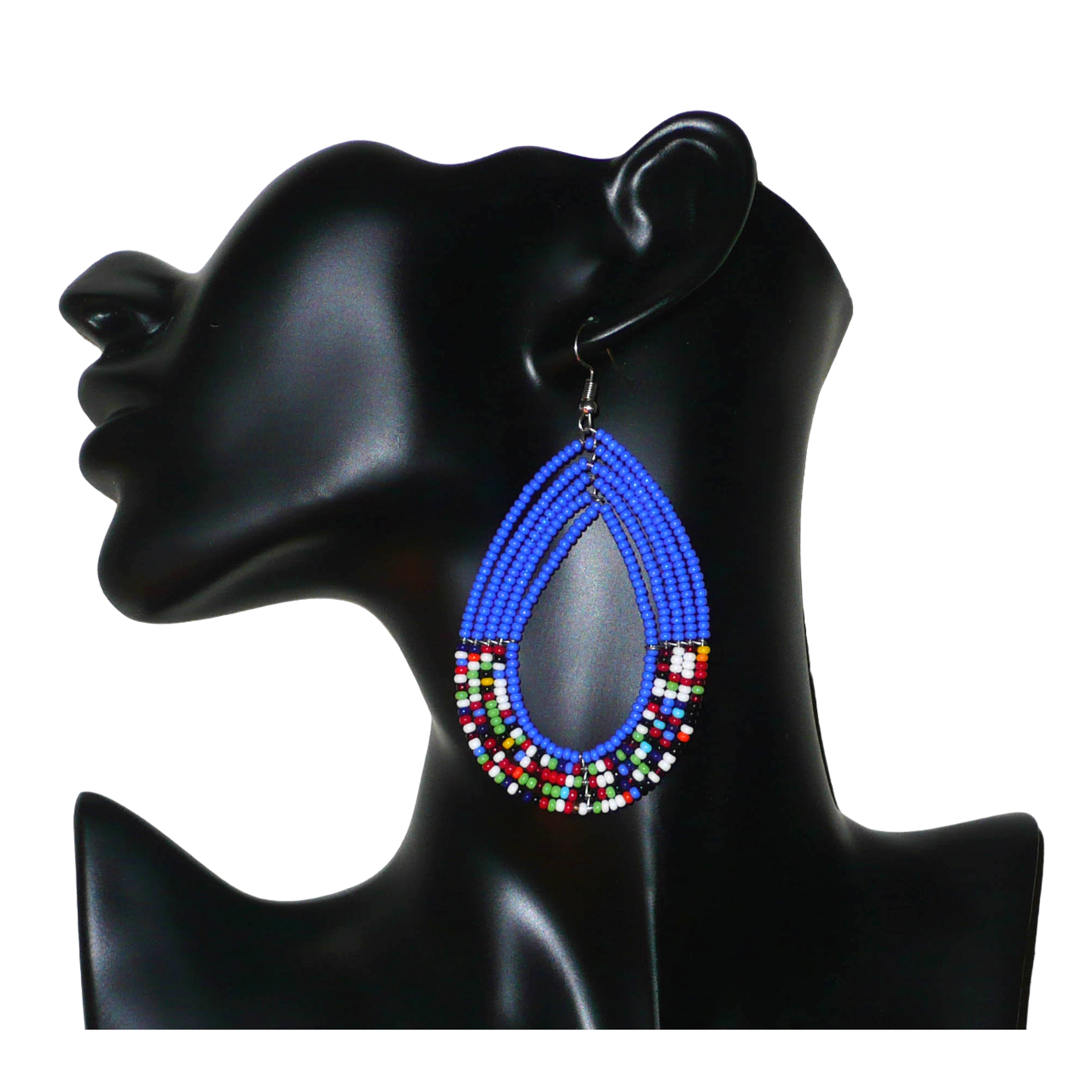 Longues boucles d'oreilles kenyanes au style afro bohème composées de perles de rocaille bleues et multicolores montées en forme de gouttes. Elles mesurent 9 cm de long et 4.5 cm de large, et se portent sur des oreilles percées.