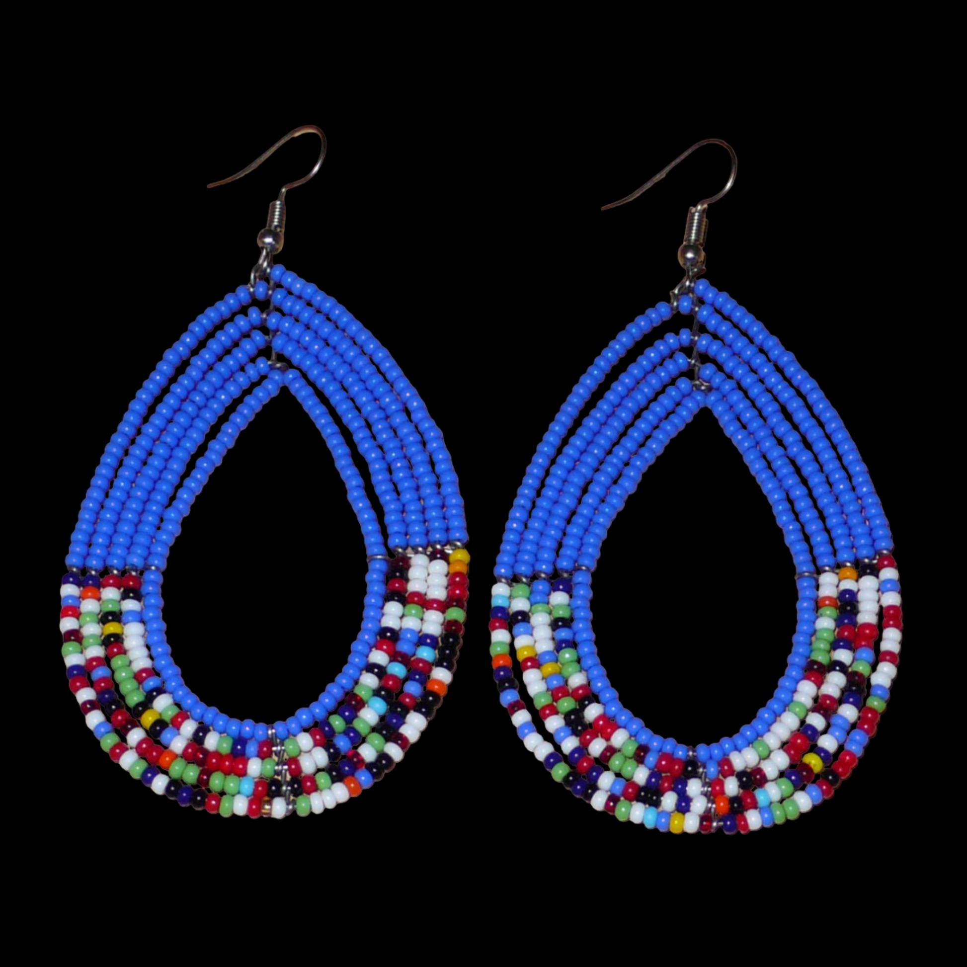 Longues boucles d'oreilles kenyanes au style afro bohème composées de perles de rocaille bleues et multicolores montées en forme de gouttes. Elles mesurent 9 cm de long et 4.5 cm de large, et se portent sur des oreilles percées.
