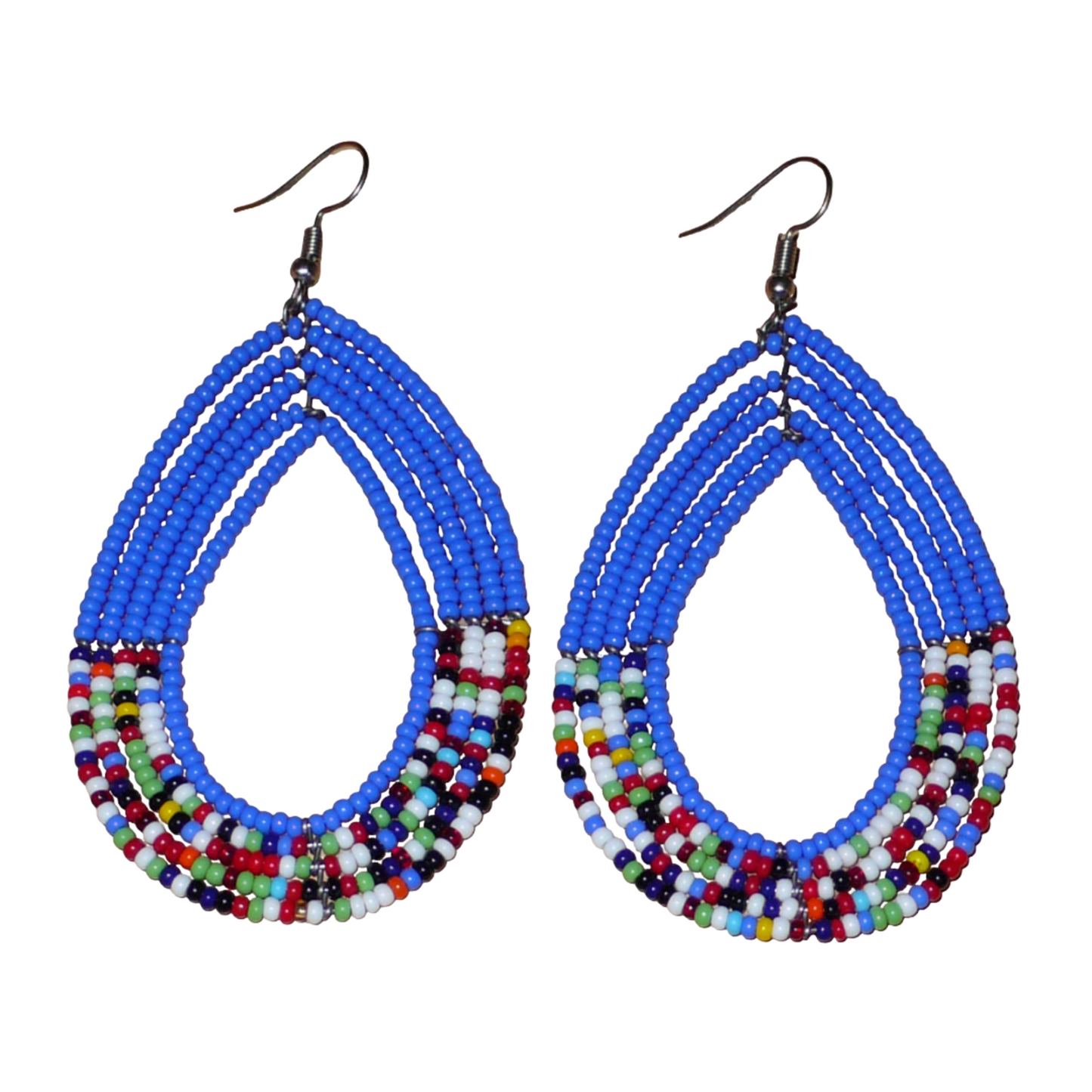 Longues boucles d'oreilles kenyanes au style afro bohème composées de perles de rocaille bleues et multicolores montées en forme de gouttes. Elles mesurent 9 cm de long et 4.5 cm de large, et se portent sur des oreilles percées.
