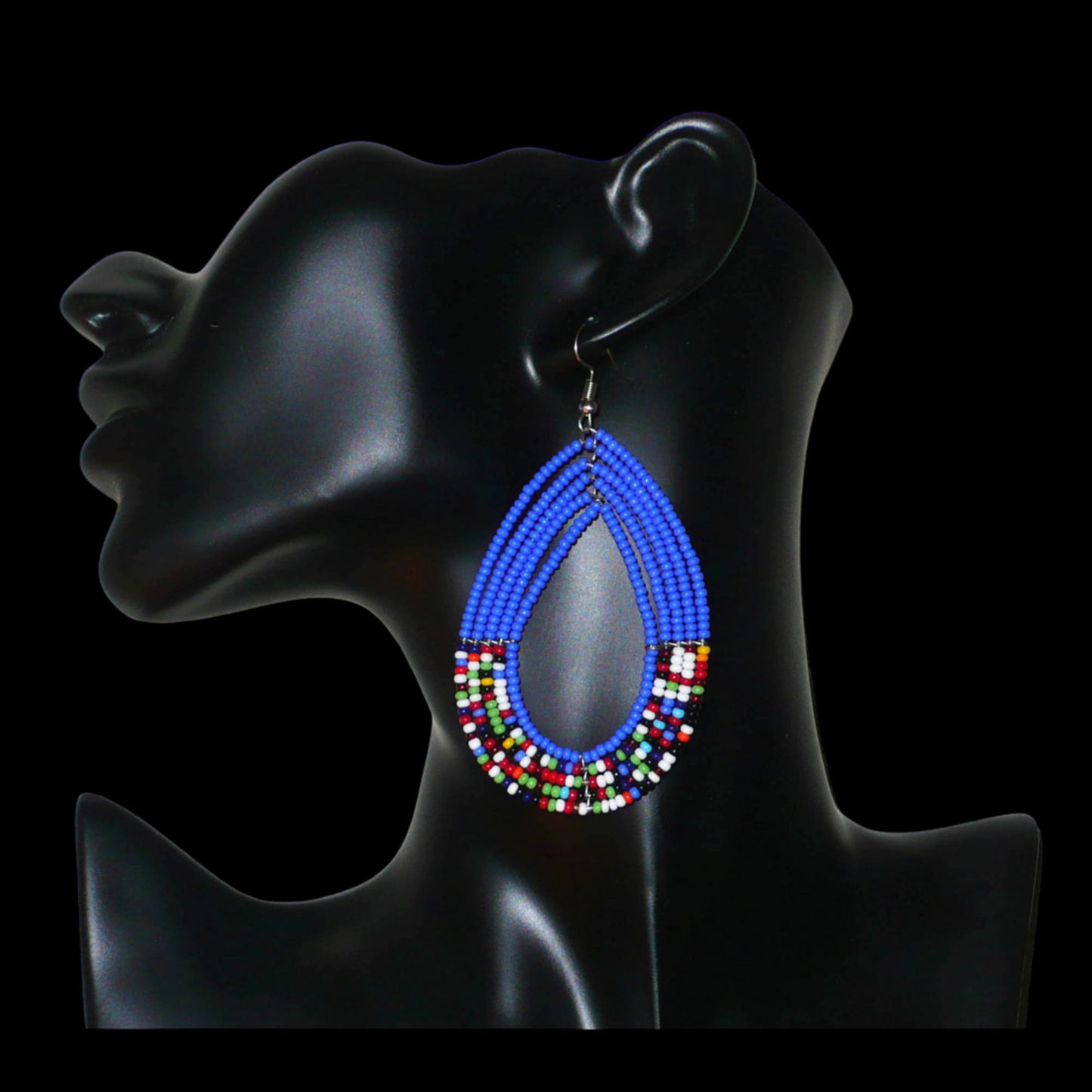 Longues boucles d'oreilles kenyanes au style afro bohème composées de perles de rocaille bleues et multicolores montées en forme de gouttes. Elles mesurent 9 cm de long et 4.5 cm de large, et se portent sur des oreilles percées.