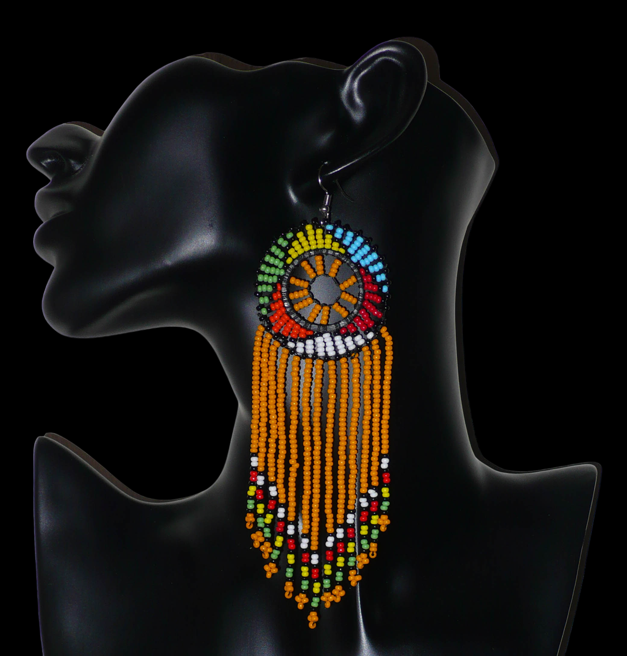 Longues boucles d'oreilles africaines à franges faites de perles orange et multicolores. Elles mesurent 15 cm de long et 4.5 cm de large.