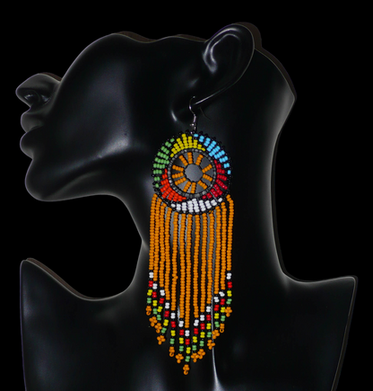 Longues boucles d'oreilles africaines à franges faites de perles orange et multicolores. Elles mesurent 15 cm de long et 4.5 cm de large.