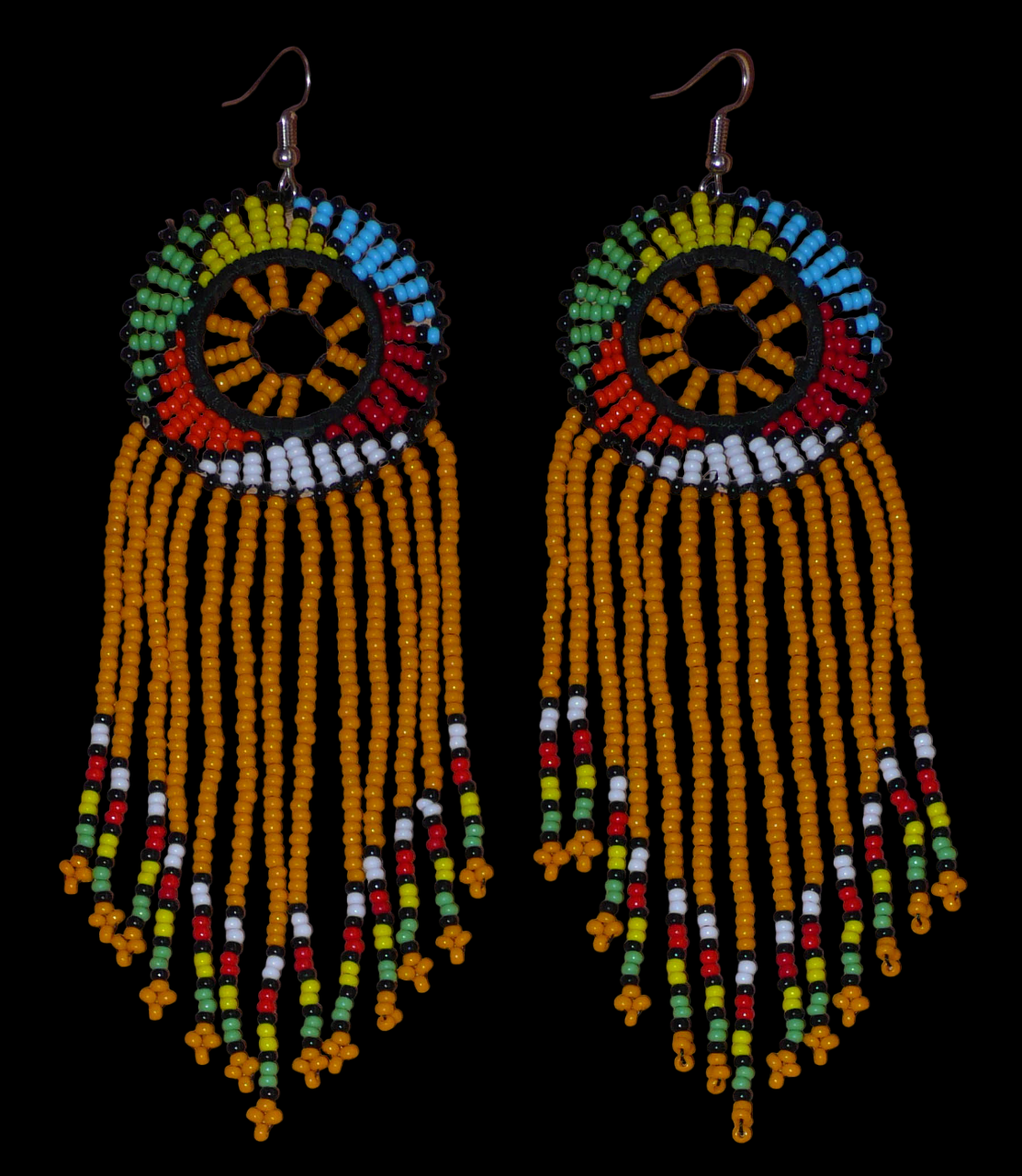 Longues boucles d'oreilles africaines à franges faites de perles orange et multicolores. Elles mesurent 15 cm de long et 4.5 cm de large.