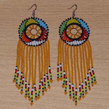 Longues boucles d'oreilles africaines à franges faites de perles orange et multicolores. Elles mesurent 15 cm de long et 4.5 cm de large.