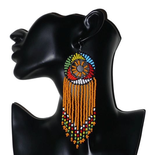 Longues boucles d'oreilles africaines à franges faites de perles orange et multicolores. Elles mesurent 15 cm de long et 4.5 cm de large.