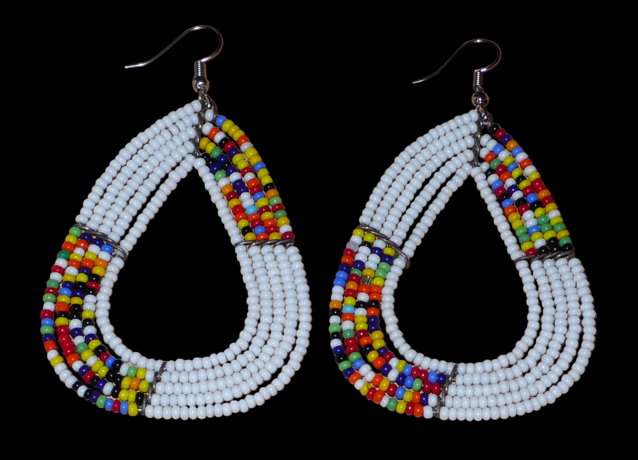 Longues et larges boucles d'oreilles kenyanes composées de perles de rocaille blanches et multicolores glissées sur cinq rangées de fils de fer montés en forme de gouttes légèrement triangulaires. Elles mesurent 8 cm de long et 5 cm de large et se portent avec des crochets en acier inoxydable sur des oreilles percées.