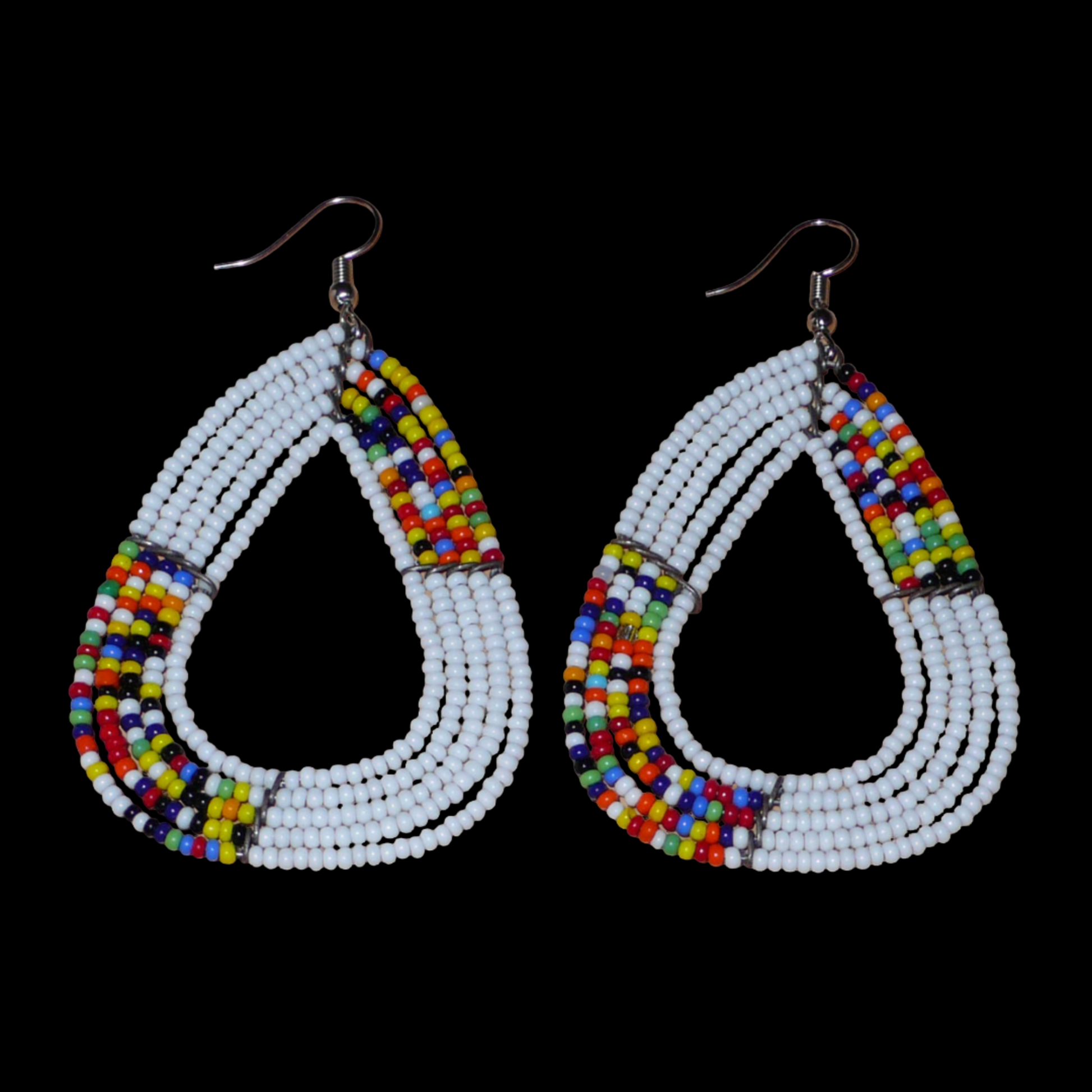 Longues et larges boucles d'oreilles kenyanes composées de perles de rocaille blanches et multicolores glissées sur cinq rangées de fils de fer montés en forme de gouttes légèrement triangulaires. Elles mesurent 8 cm de long et 5 cm de large et se portent avec des crochets en acier inoxydable sur des oreilles percées.