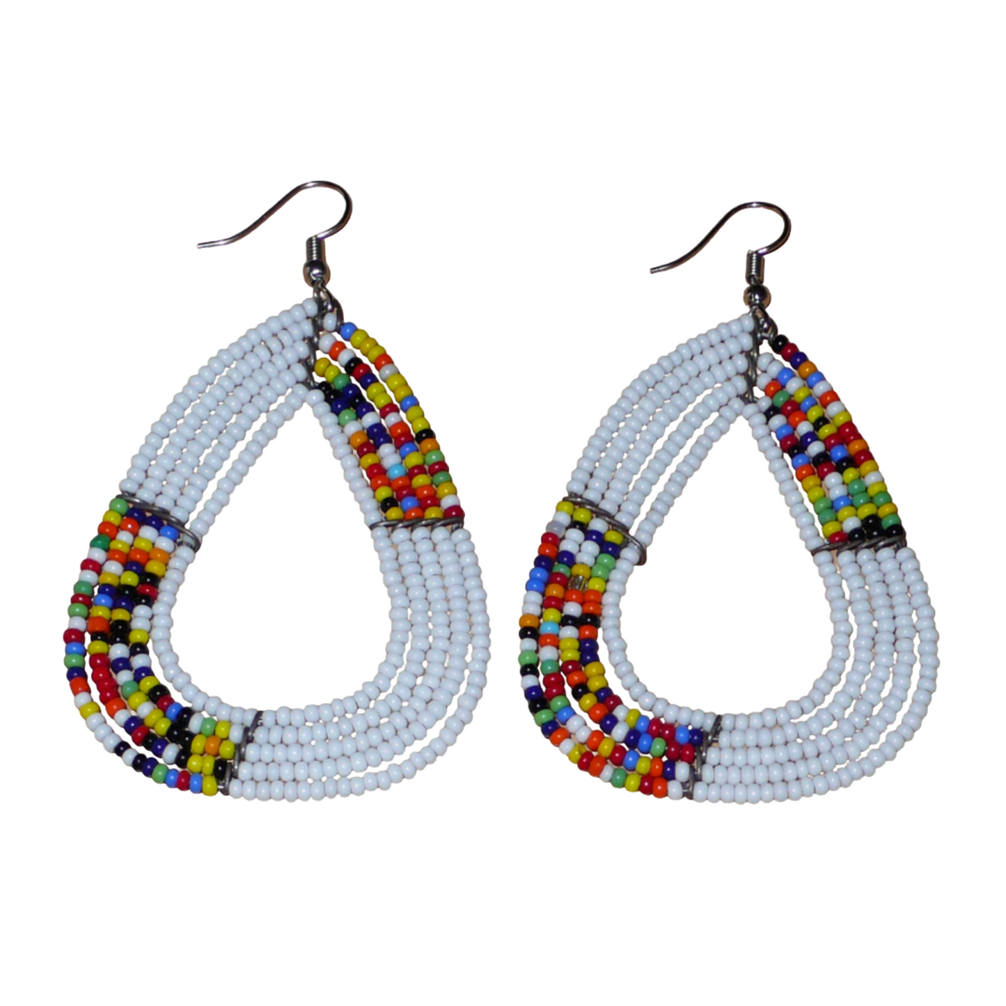 Longues et larges boucles d'oreilles kenyanes composées de perles de rocaille blanches et multicolores glissées sur cinq rangées de fils de fer montés en forme de gouttes légèrement triangulaires. Elles mesurent 8 cm de long et 5 cm de large et se portent avec des crochets en acier inoxydable sur des oreilles percées.