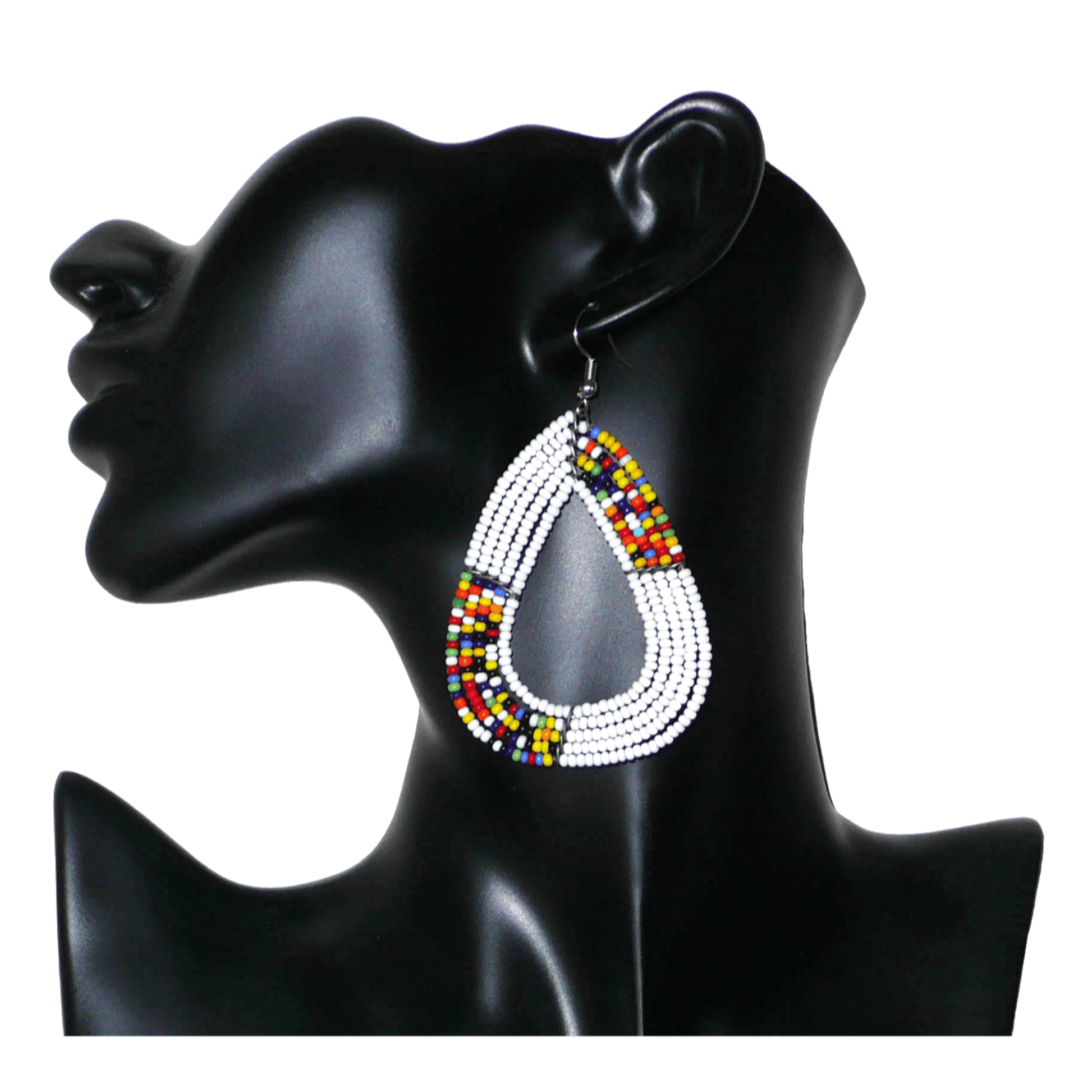 Longues et larges boucles d'oreilles kenyanes composées de perles de rocaille blanches et multicolores glissées sur cinq rangées de fils de fer montés en forme de gouttes légèrement triangulaires. Elles mesurent 8 cm de long et 5 cm de large et se portent avec des crochets en acier inoxydable sur des oreilles percées.