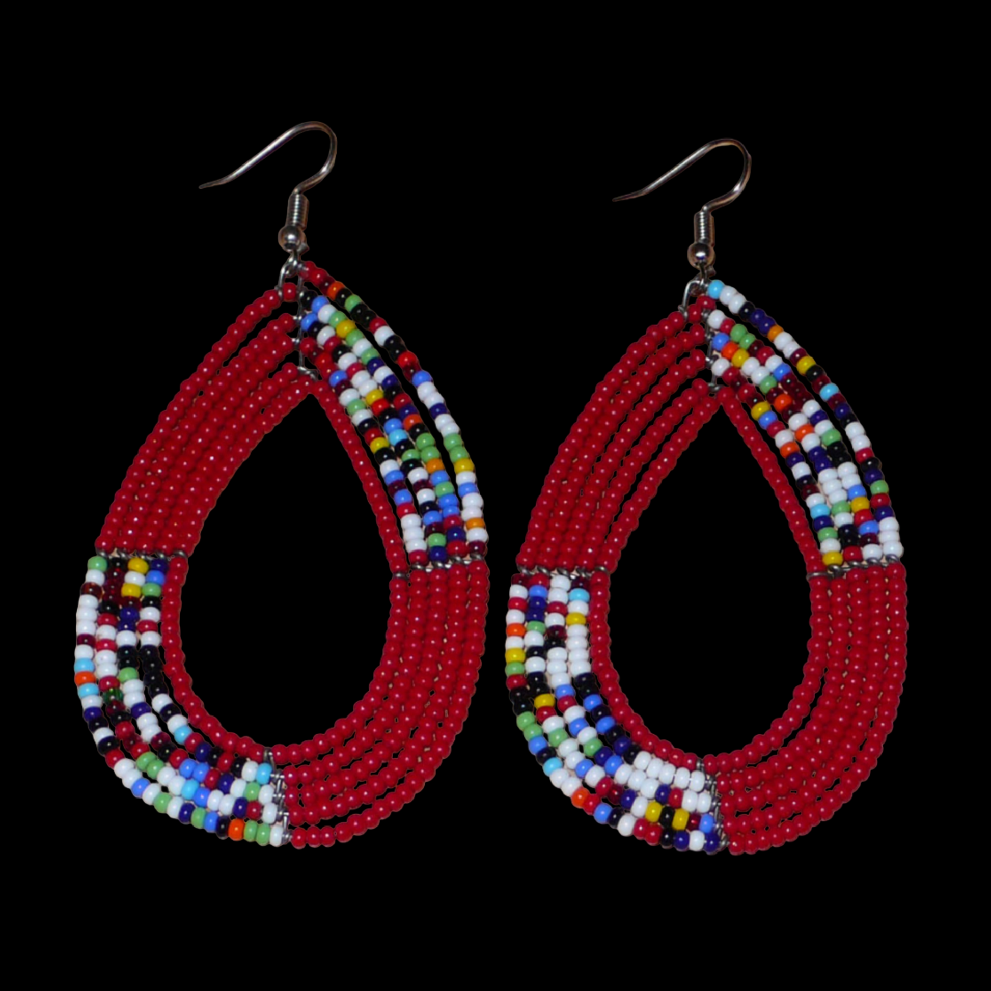 Longues boucles d'oreilles Massai multi-rangs rouges et multicolores en perles de rocaille. Elles mesurent 9 cm de long et 4.5 cm de large et se portent sur des oreilles percées.
