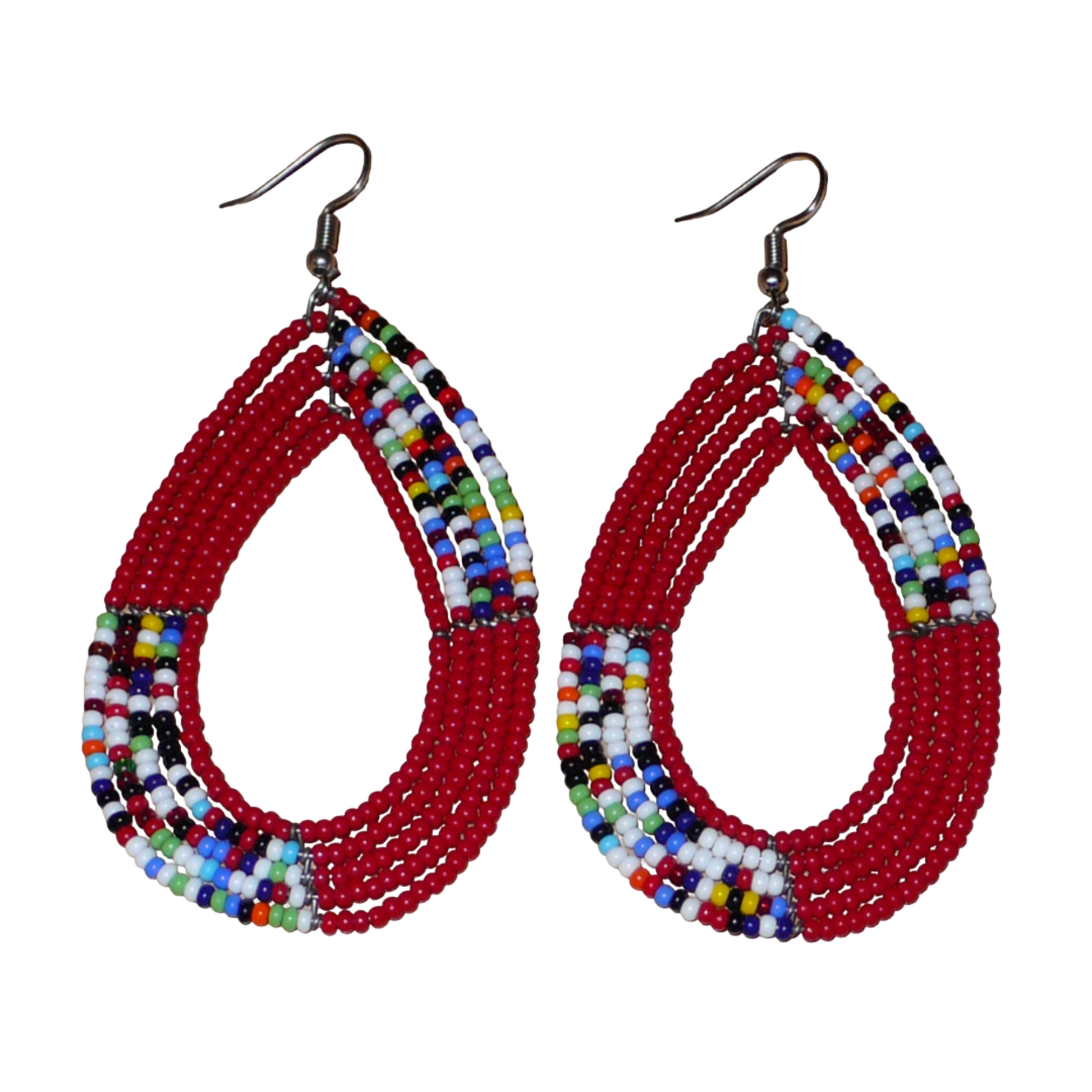 Longues boucles d'oreilles Massai multi-rangs rouges et multicolores en perles de rocaille. Elles mesurent 9 cm de long et 4.5 cm de large et se portent sur des oreilles percées.