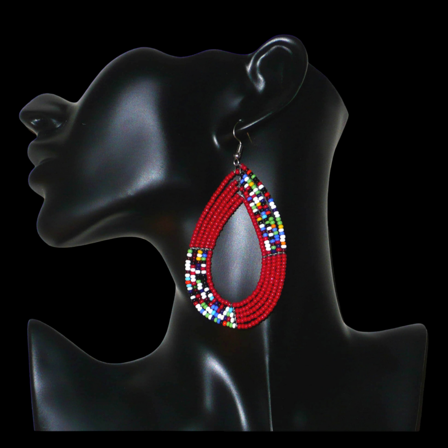 Longues boucles d'oreilles Massai multi-rangs rouges et multicolores en perles de rocaille. Elles mesurent 9 cm de long et 4.5 cm de large et se portent sur des oreilles percées.