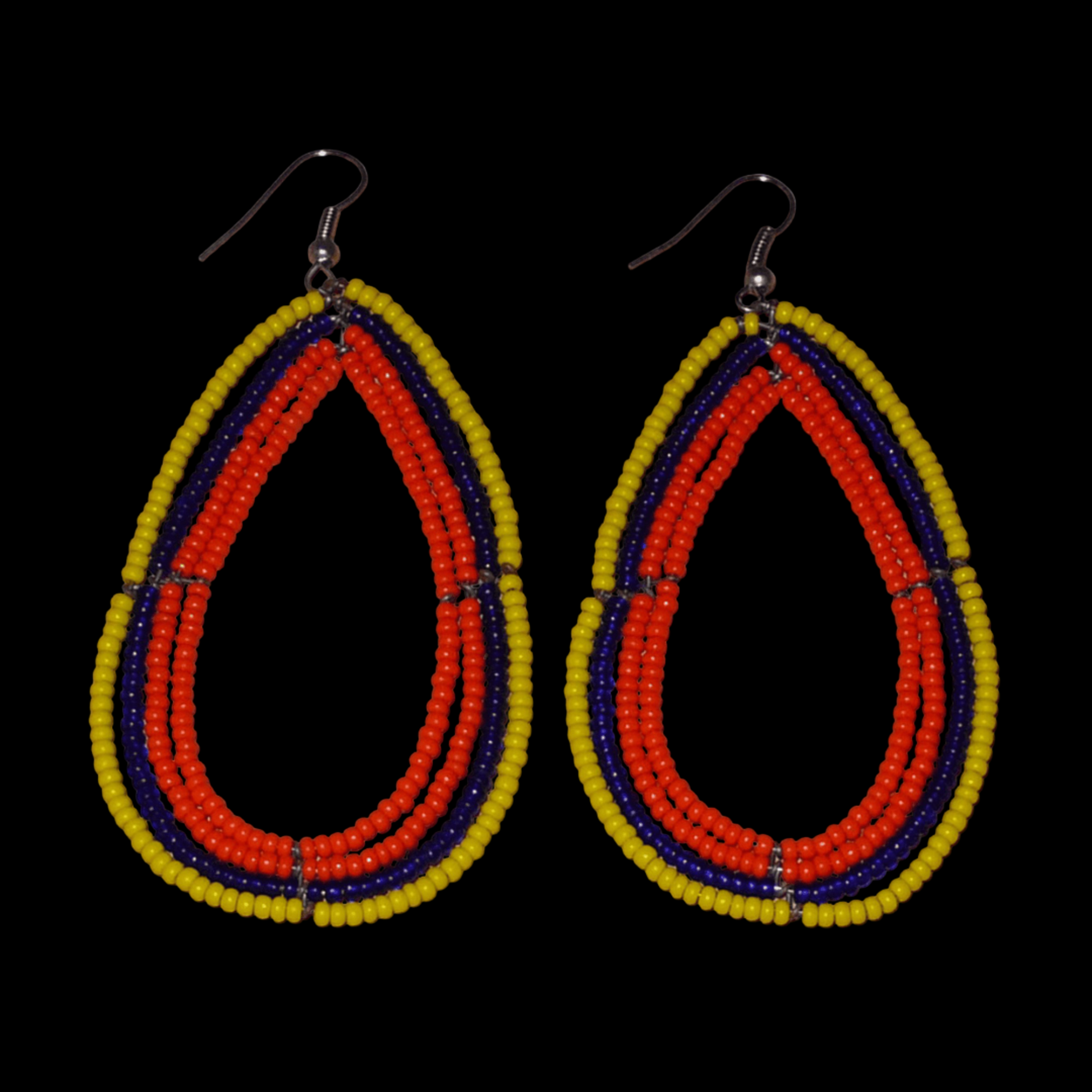 Longues et larges boucles d'oreilles ethniques multi-rangs en perles de rocaille orange, jaunes et bleu marine. Elles mesurent 8.5 cm de long et 4.5 cm de large, et se portent sur des oreilles percées.