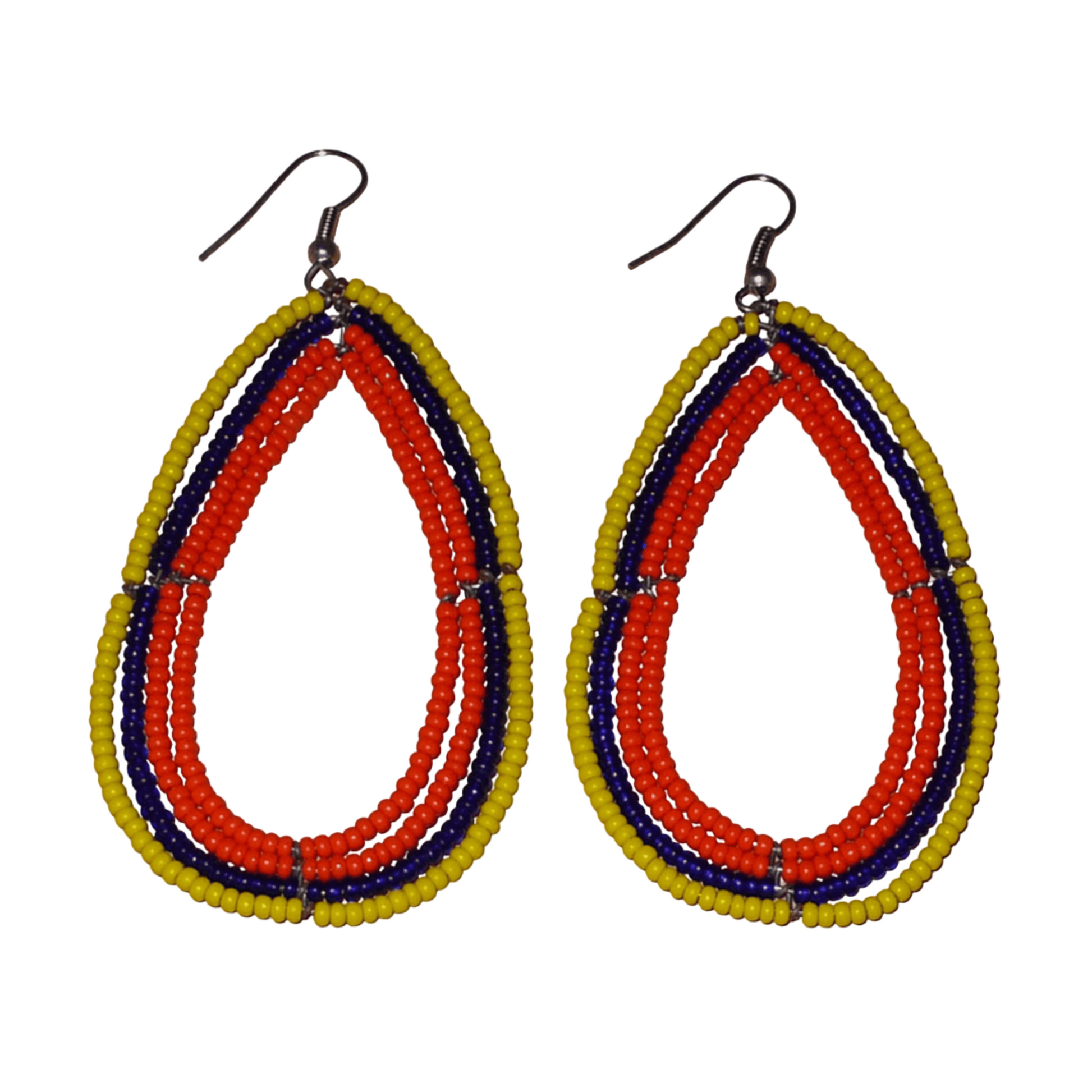 Longues et larges boucles d'oreilles ethniques multi-rangs en perles de rocaille orange, jaunes et bleu marine. Elles mesurent 8.5 cm de long et 4.5 cm de large, et se portent sur des oreilles percées.