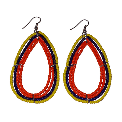 Longues et larges boucles d'oreilles ethniques multi-rangs en perles de rocaille orange, jaunes et bleu marine. Elles mesurent 8.5 cm de long et 4.5 cm de large, et se portent sur des oreilles percées.