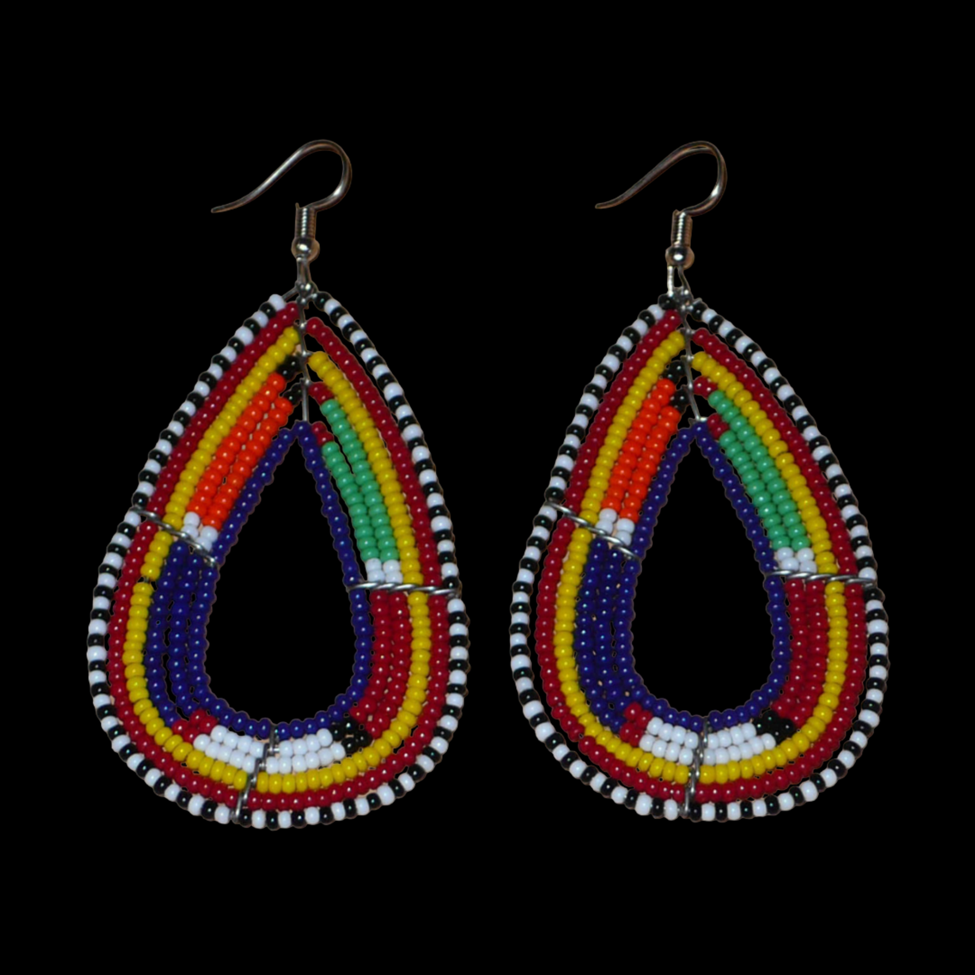 Longues boucles d'oreilles africaines tribales Massai composées de perles bleu foncé et multicolores montées en forme de gouttes. Elles mesurent 8,5 cm de long et 4 cm de large, et se portent avec des crochets en acier inoxydable sur des oreilles percées. 