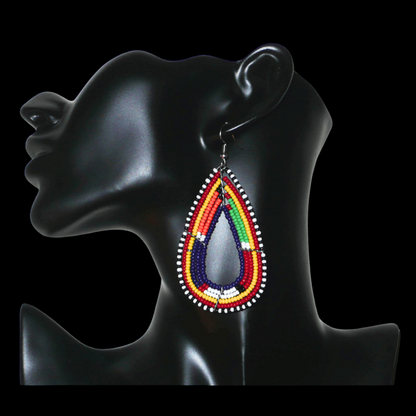 Longues boucles d'oreilles africaines tribales Massai composées de perles bleu foncé et multicolores montées en forme de gouttes. Elles mesurent 8,5 cm de long et 4 cm de large, et se portent avec des crochets en acier inoxydable sur des oreilles percées. 