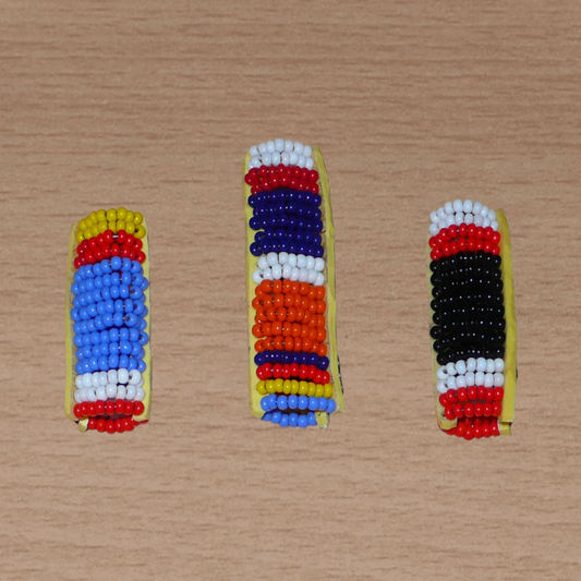 Ensemble de trois bijoux de locs africains Massai fabriqués au Kenya. Ils se composent de perles de rocaille multicolores et se portent sur des dreadlocks fins ou de taille moyenne.
