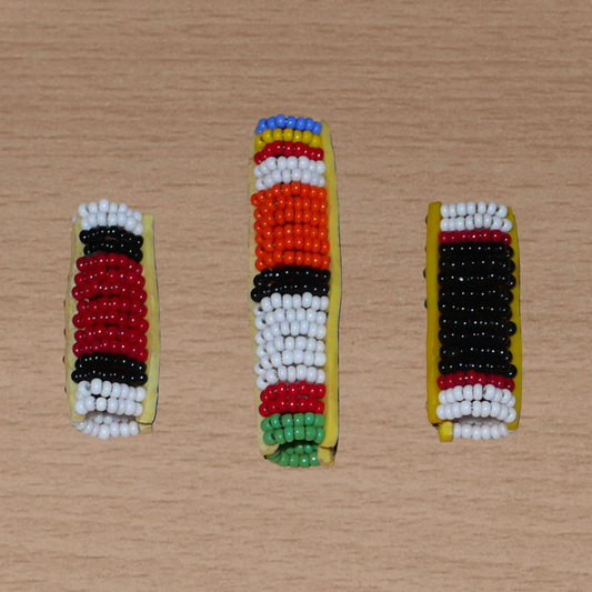 Lot de trois bijoux de locs composés de perles de rocaille aux couleurs et motifs ethniques Massai. Ils se portent sur des dreadlocks fin ou de taille moyenne.