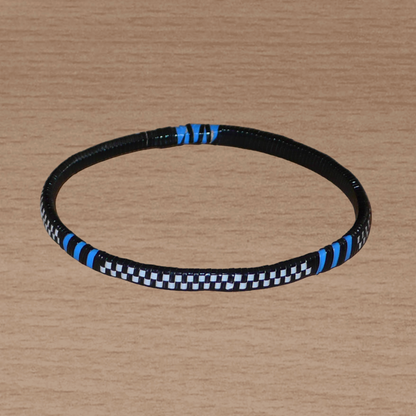 Lot de douze bracelets africains tricolores en plastique recyclé bleu, noir et blanc.