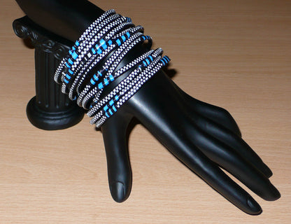 Lot de douze bracelets africains tricolores en plastique recyclé bleu, noir et blanc.