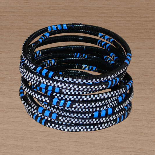 Lot de douze bracelets africains tricolores en plastique recyclé bleu, noir et blanc.