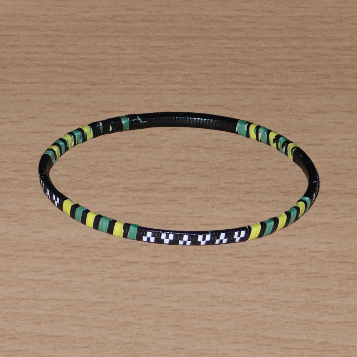 Lot de 12 bracelets africains fabriqués au Burkina Faso dans une démarche eco-responsable avec du plastique recyclé kaki, jaune, noir et blanc.