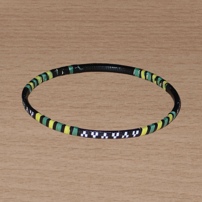 Lot de 12 bracelets africains fabriqués au Burkina Faso dans une démarche eco-responsable avec du plastique recyclé kaki, jaune, noir et blanc.