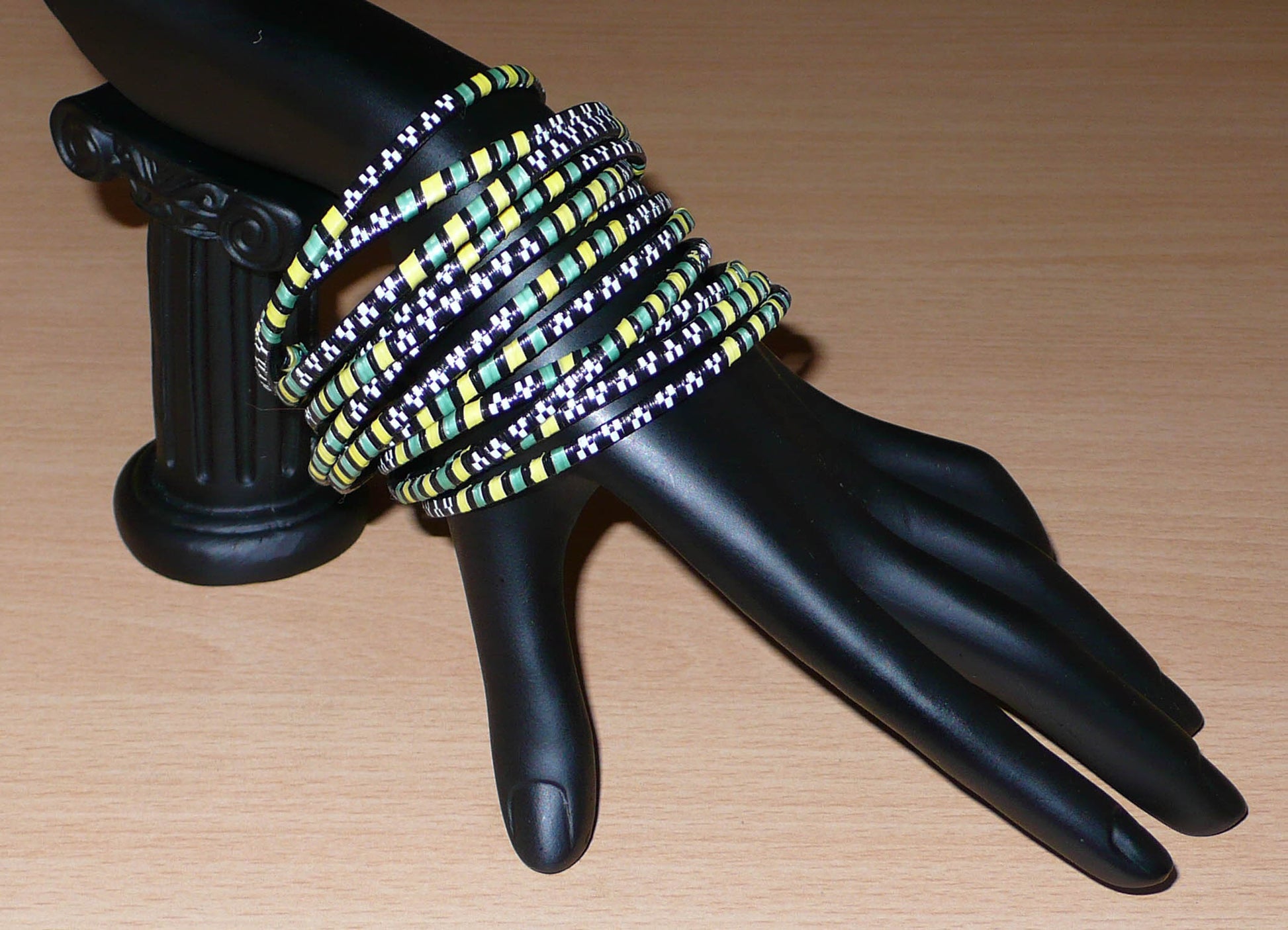 Lot de 12 bracelets africains fabriqués au Burkina Faso dans une démarche eco-responsable avec du plastique recyclé kaki, jaune, noir et blanc.