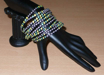 Lot de 12 bracelets africains fabriqués au Burkina Faso dans une démarche eco-responsable avec du plastique recyclé kaki, jaune, noir et blanc.