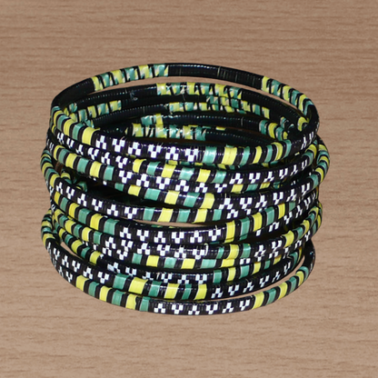 Lot de 12 bracelets africains fabriqués au Burkina Faso dans une démarche eco-responsable avec du plastique recyclé kaki, jaune, noir et blanc.
