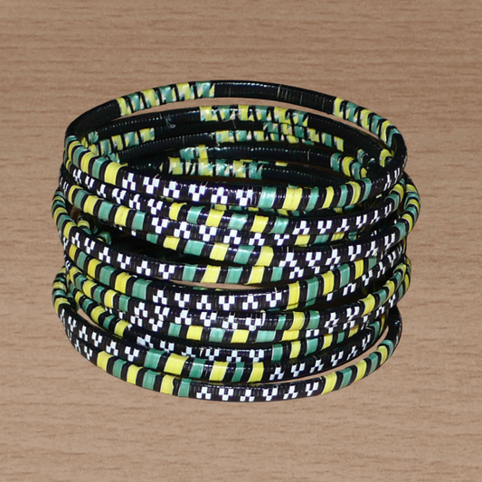 Lot de 12 bracelets africains fabriqués au Burkina Faso dans une démarche eco-responsable avec du plastique recyclé kaki, jaune, noir et blanc.