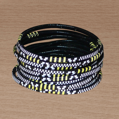 Lot de douze bracelets africains tricolores fins et légers à porter, composés de fines bandes de plastique recyclé jaune, noir et blanc.