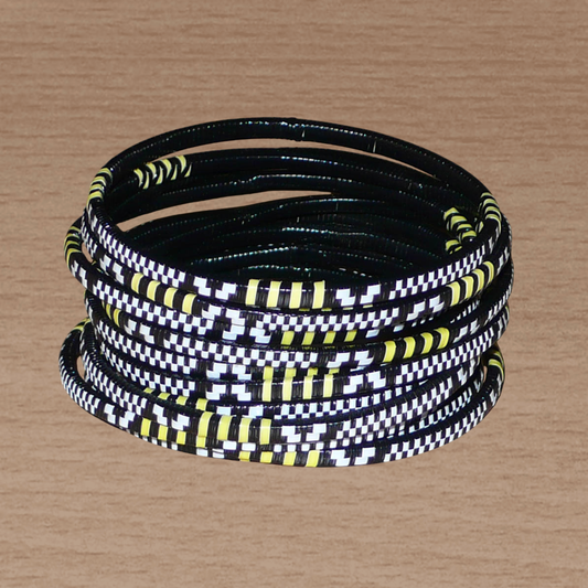 Lot de douze bracelets africains tricolores fins et légers à porter, composés de fines bandes de plastique recyclé jaune, noir et blanc.