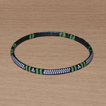 Lot de douze bracelets africains tricolores, fabriqués au Burkina Faso dans une optique eco-responsable, composés de fines bandes de plastique recyclé vert khaki, blanc et noir.