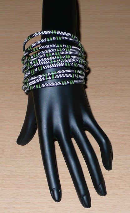 Lot de douze bracelets africains tricolores, fabriqués au Burkina Faso dans une optique eco-responsable, composés de fines bandes de plastique recyclé vert khaki, blanc et noir.