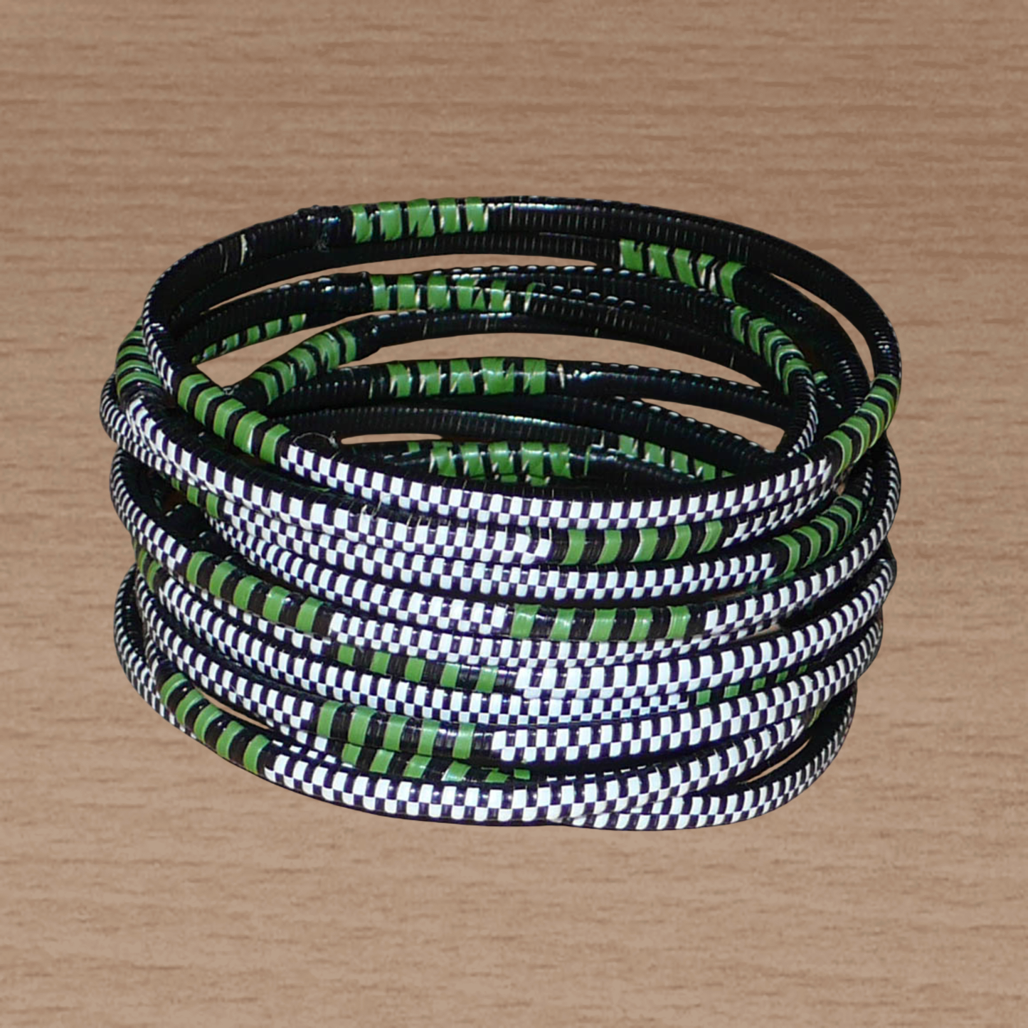 Lot de douze bracelets africains tricolores, fabriqués au Burkina Faso dans une optique eco-responsable, composés de fines bandes de plastique recyclé vert khaki, blanc et noir.