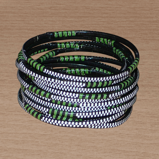 Lot de douze bracelets africains tricolores, fabriqués au Burkina Faso dans une optique eco-responsable, composés de fines bandes de plastique recyclé vert khaki, blanc et noir.