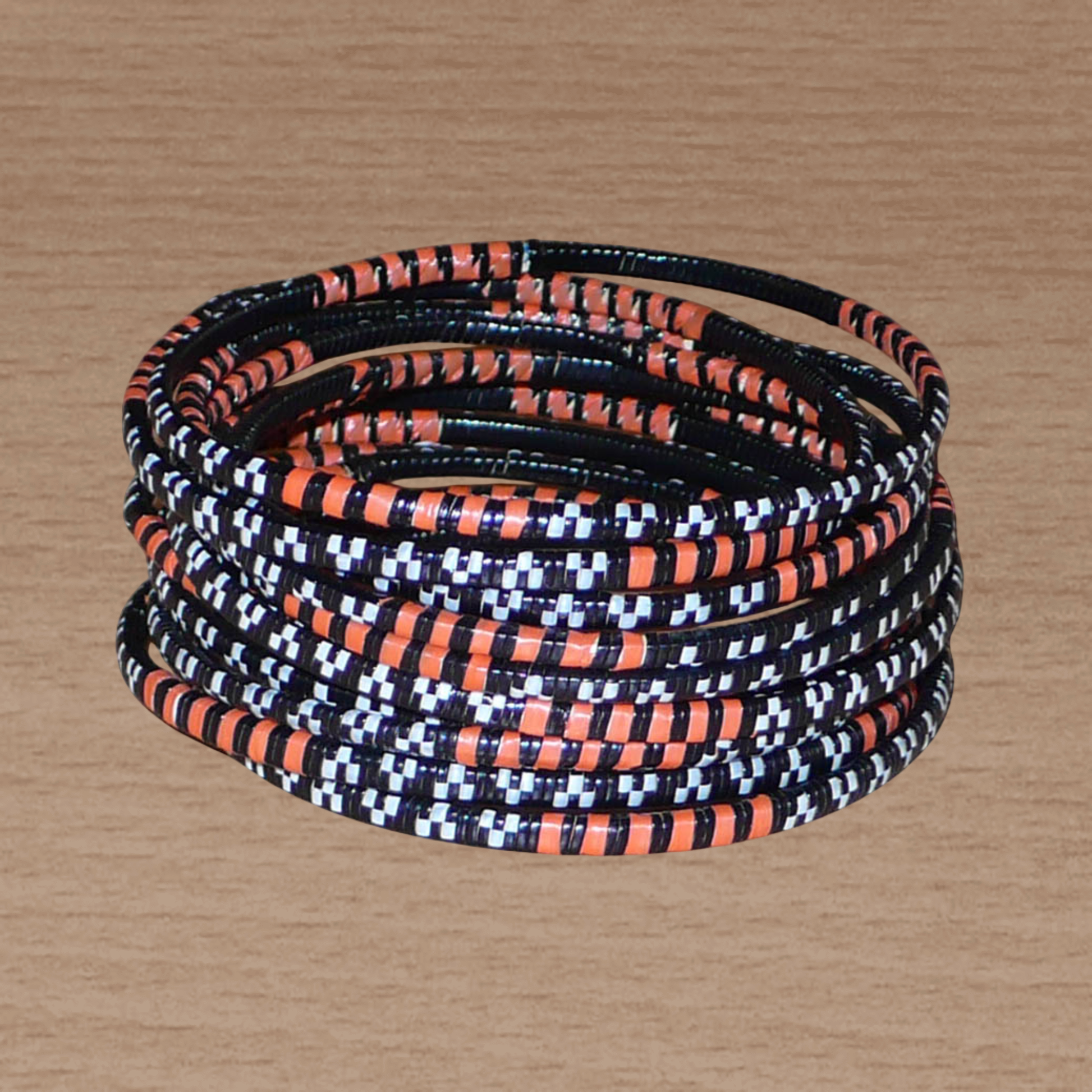 Lot de douze bracelets africains tricolores, fabriqués au Burkina Faso dans une démarche eco-responsable, composés de plastique recyclé orange, noir et blanc.