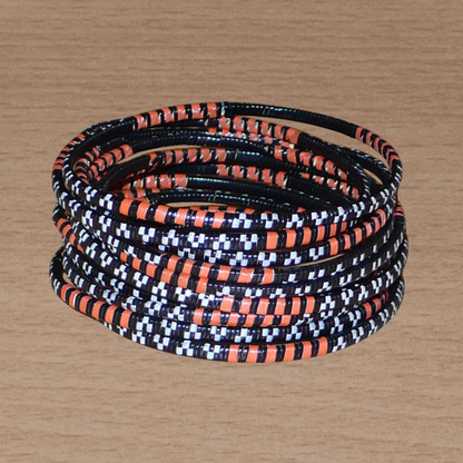 Lot de douze bracelets africains tricolores, fabriqués au Burkina Faso dans une démarche eco-responsable, composés de plastique recyclé orange, noir et blanc.