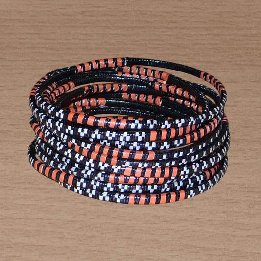 Lot de douze bracelets africains tricolores, fabriqués au Burkina Faso dans une démarche eco-responsable, composés de plastique recyclé orange, noir et blanc.